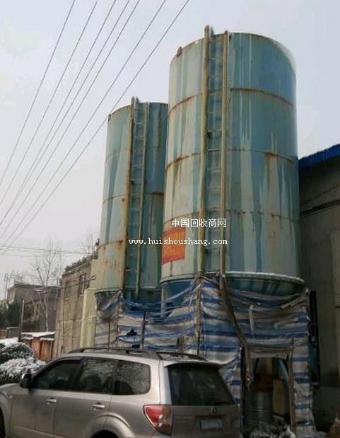 工厂倒闭低价出售高8米大型水泥罐两个_水泥
