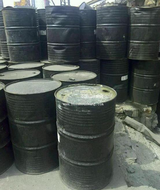 大量旧油桶 大量废旧尼龙袋对外处理
