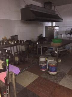 饭店倒闭低价处理桌椅 餐具 冰箱 全套后厨设备