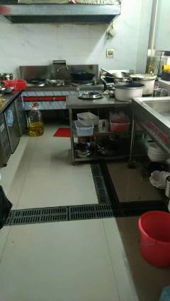 酒店低价急售厨房炉台 操作台 冰箱 蒸饭车 保温柜 冰箱等
