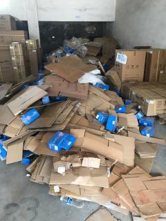仓库处理一批旧纸箱