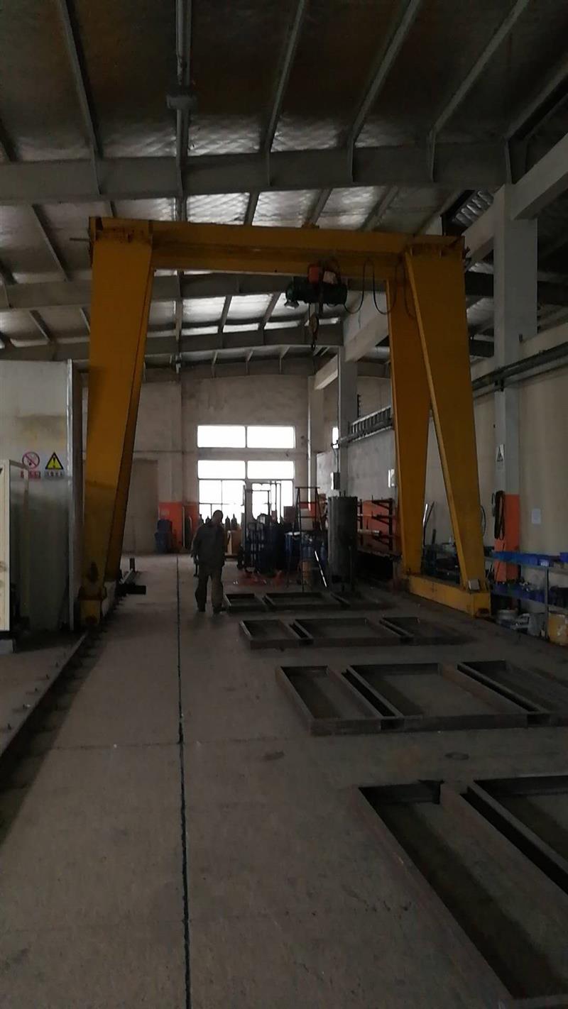 公司搬迁出售地轨3吨行车