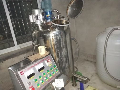 工厂处理洗衣液生产线设备
