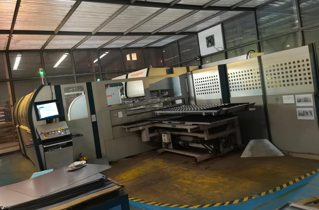 出售转让二手意大利萨瓦尼尼salvagnini多边折弯中心型号:p4xe