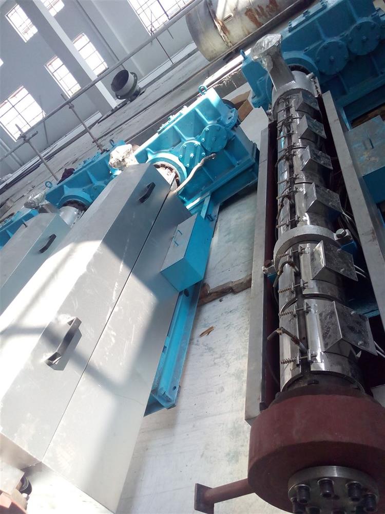 转让80 90的涤纶纺丝螺杆4根