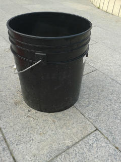 加工厂转让一批黑色塑料桶