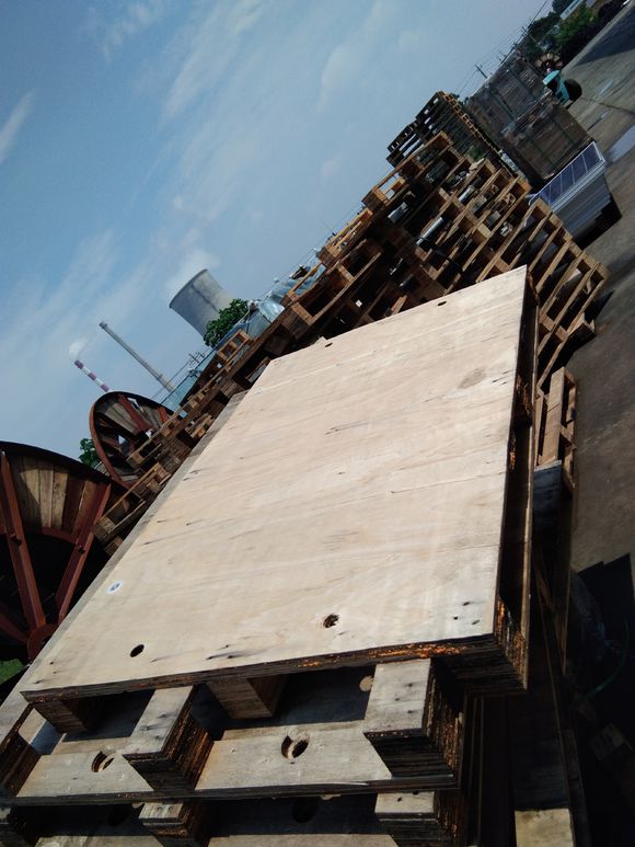 公司光伏板底托 托盘700个左右处理