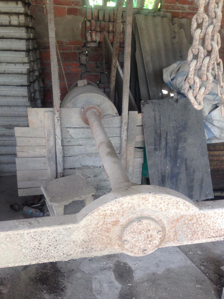 水泥厂低价转让2台水泥管制管机 一批水泥管模具