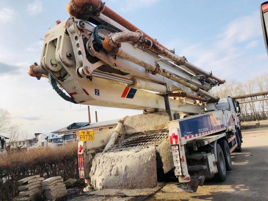 中联牌奔驰底混凝土泵车黑bf9735网络拍卖公告